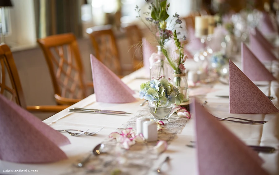 Gedeckter Tisch_(c) S. Voss, Göbel Hotels.jpg