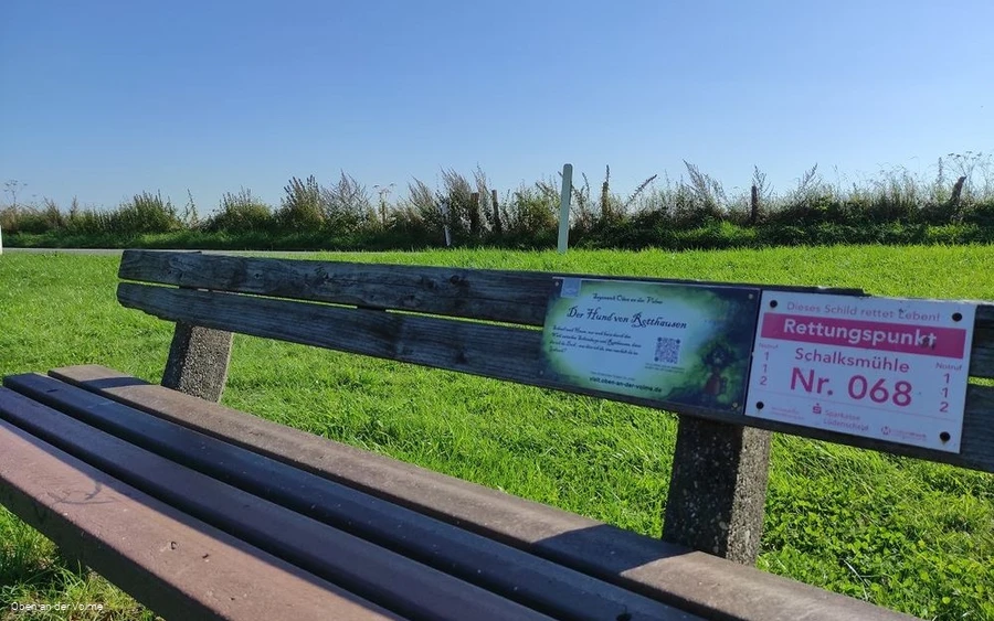 Die kleine Sagentafel befindet sich an der Lehne d
