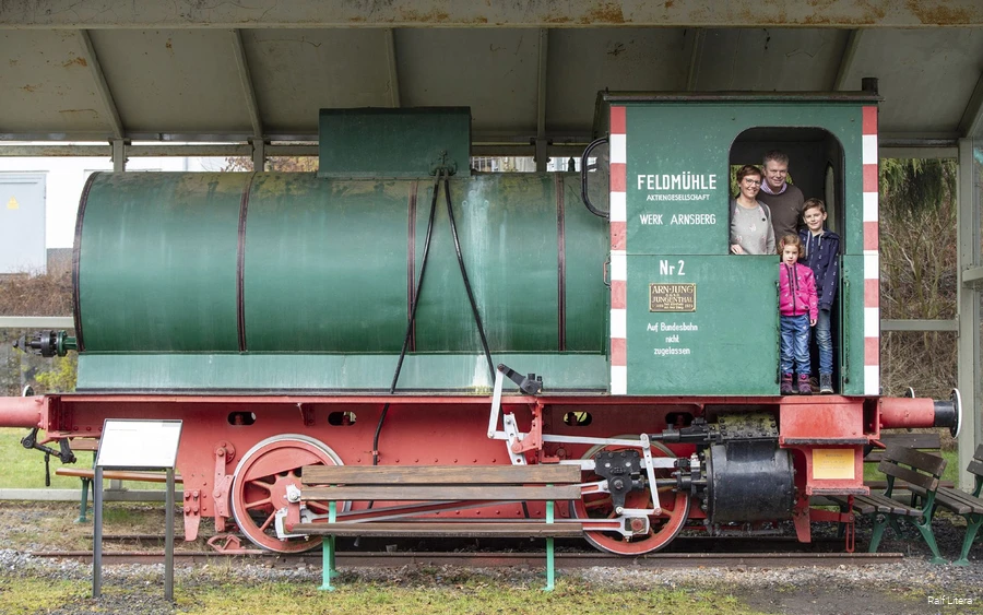 De familie op een historische locomotief.