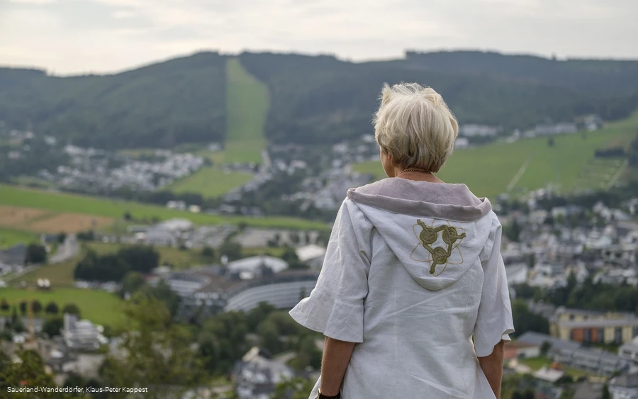 Geoparkführerin Renate Hill auf dem Orenberg mit Ausblick auf Willingen
