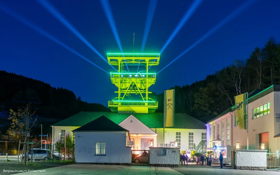 Bergbaumuseum Siciliaschacht bei Lennestadt leuchtet Bergbaumuseum Siciliaschacht bei Lennestadt leuchtet