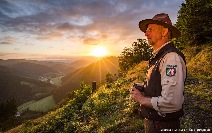 Ranger Ralf Schmidt kijkt uit over het landschap rond Saalhausen.