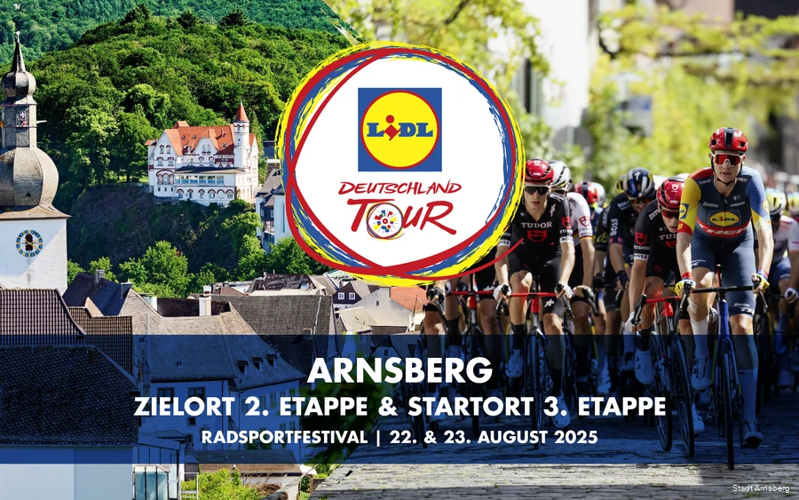 Arnsberg ist Ziel- und Startort der Deutschlandtour. Im Hintergrund sieht man die Radfahrer und eine Aufnahme von Arnsberg.