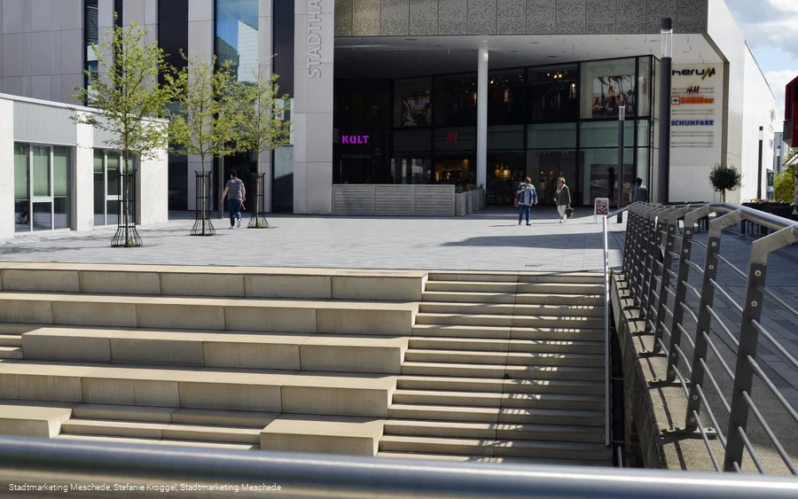 Winziger_Platz_Meschede_Stadthalle