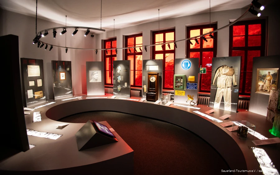 Einblick in einen Ausstellungsraum des Deutschen Drahtmuseums in Altena, in dem unter anderem Kleidung der früheren Drahtzieher ausgestellt wird.