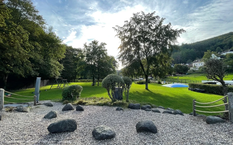 Spielplatz und Liegewiese Spielplatz und Liegewiese