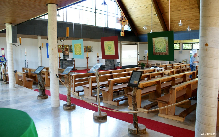 Einblick in die Pilgerkirche, in der die Mandalas von der Decke hängend präsentiert werden.