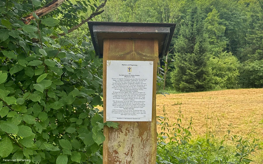 Informationstafel über die Opfersteine im Hohlen Graben.
