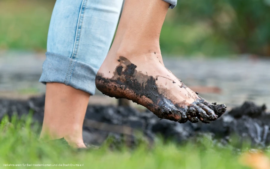 Moortreten am Barfußpfad im Kurpark von Bad Westernkotten