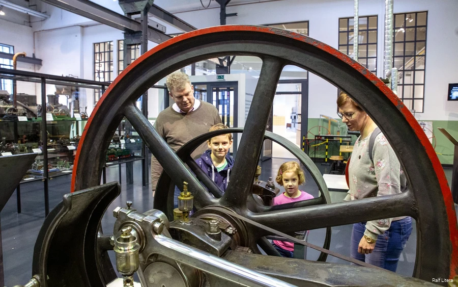 De familie tijdens hun bezoek aan het DampfLandLeute Museum.