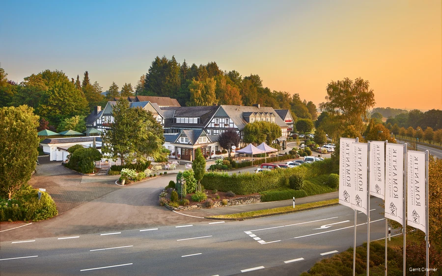 Gesamtgelände der Hotelanlage Platte bei goldenem Abendlicht
