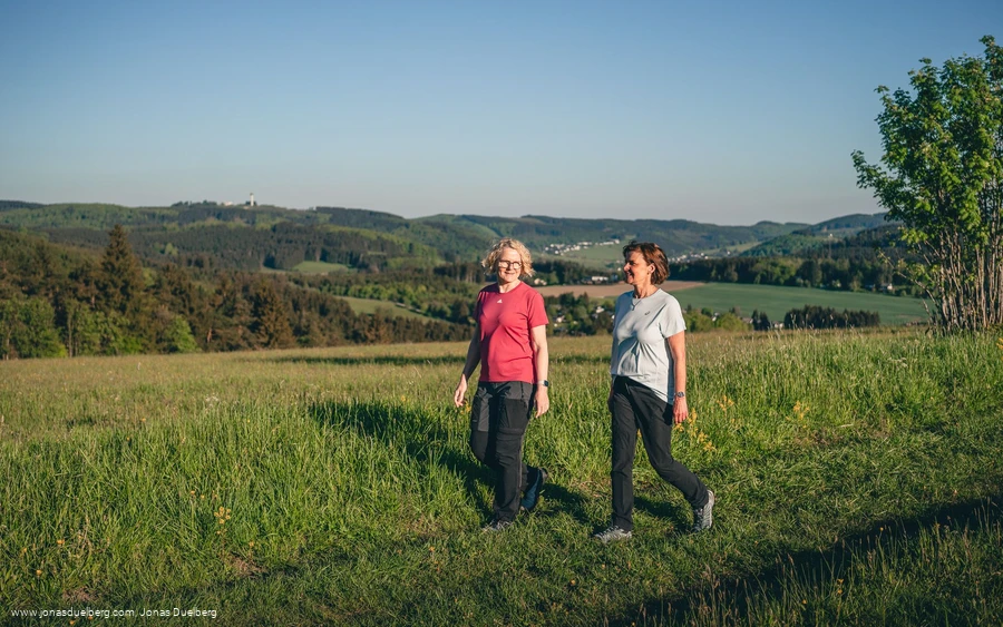2 Frauen beim Spaziergang