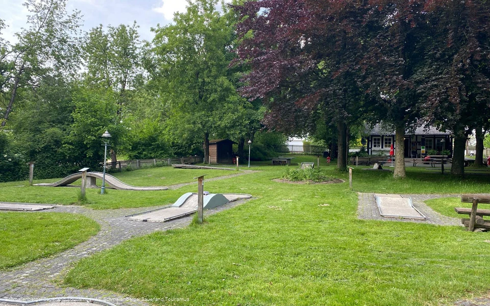 Minigolf spielen auf der Anlage in Schmallenberg - Grafschaft