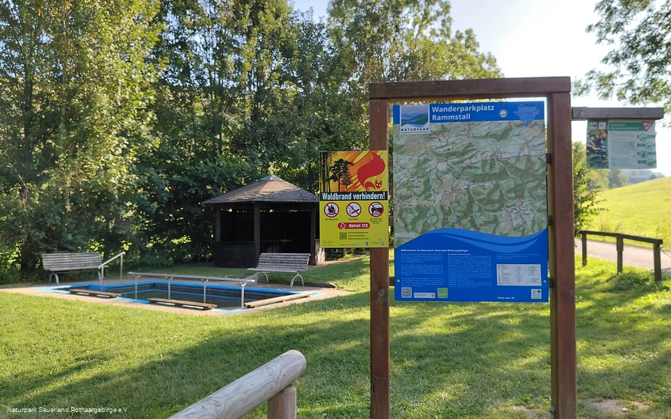 Infotafel und Tretbecken Rammstall