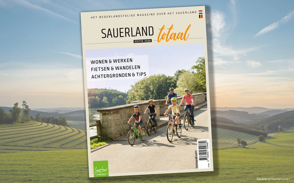 Das Cover der Sauerland totaal mit einer radfahrenden Familie vor einem Landschaftsfoto.