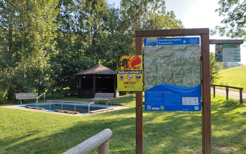 Infotafel und Tretbecken Rammstall
