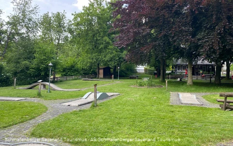 Minigolf spielen auf der Anlage in Schmallenberg - Grafschaft