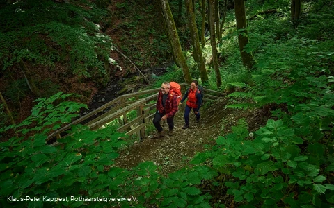 Wandernde im Helletal nahe Winterberg