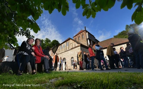 Außenansicht Luisenhütte mit Besuchern