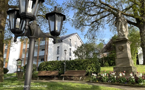 Denkmalsplatz Valbert mit Sitzgelegenheiten