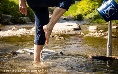 Sprung über das Wasser