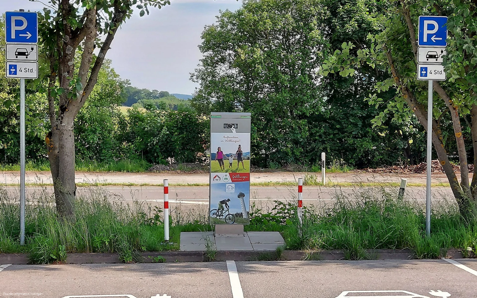 Original E-Ladesäule Parkplatz Stryckbahnhof Copyright Tourist-Information Willingen CC BY-SA.jpg
