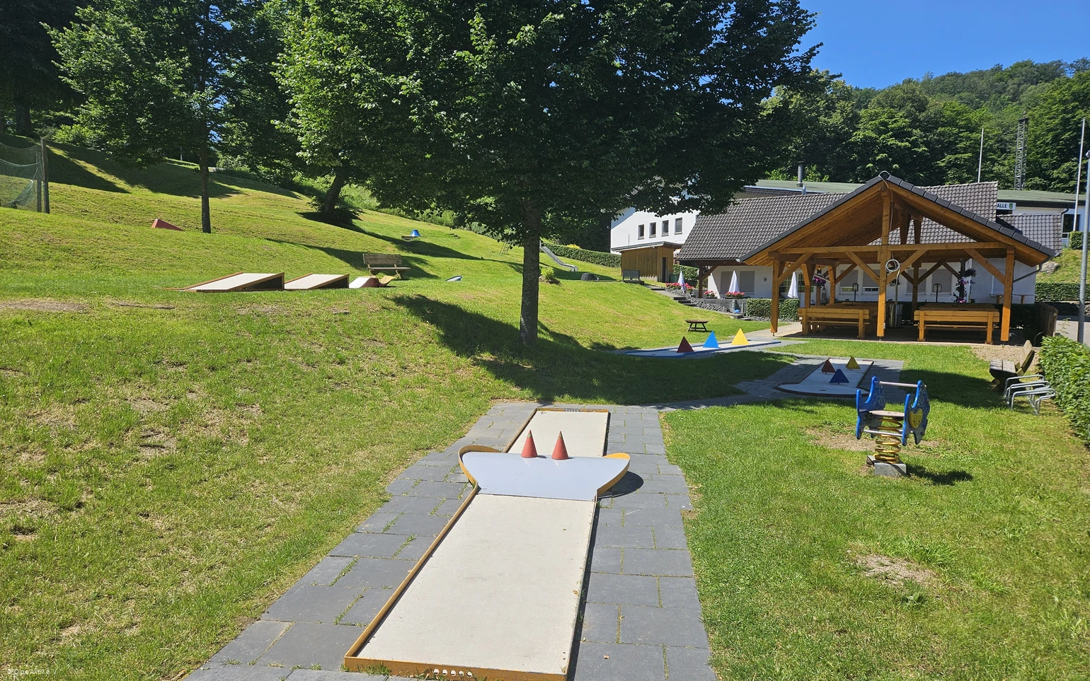 Minigolfanlage Zeppenfeld Sondern - Blick Richtung Biggeseehalle