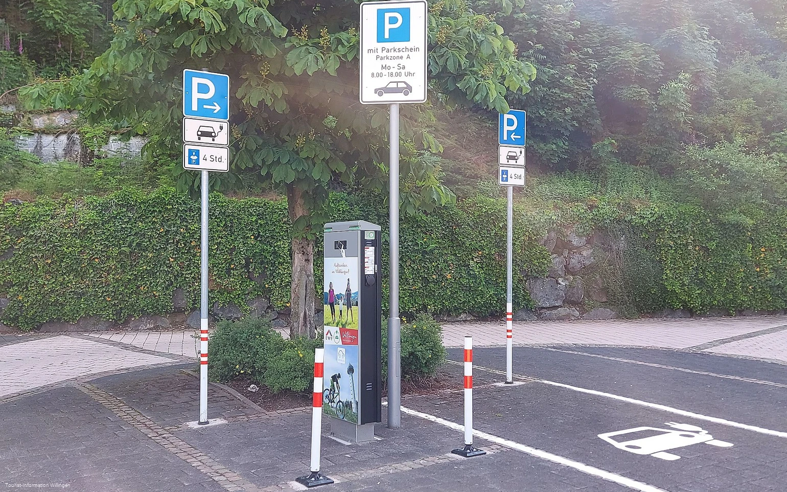 Original E-Ladesäule Waldecker Straße Copyright Tourist-Information Willingen CC BY-SA.jpg