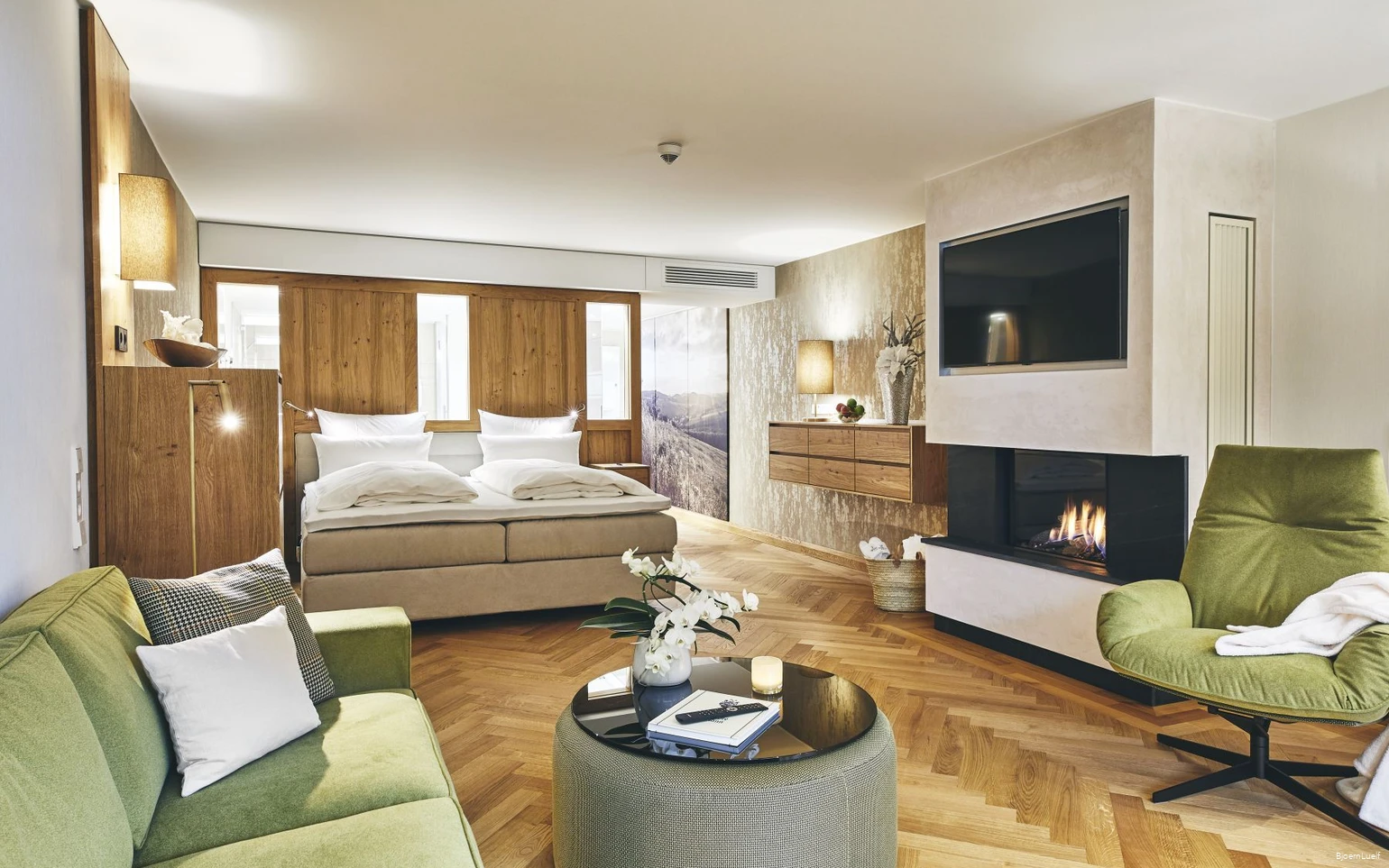 Hotel-Deimann-Zimmer-Kamin-InfrarotsaunaFotoHotelDeimann-BjoernLuelf.jpg
