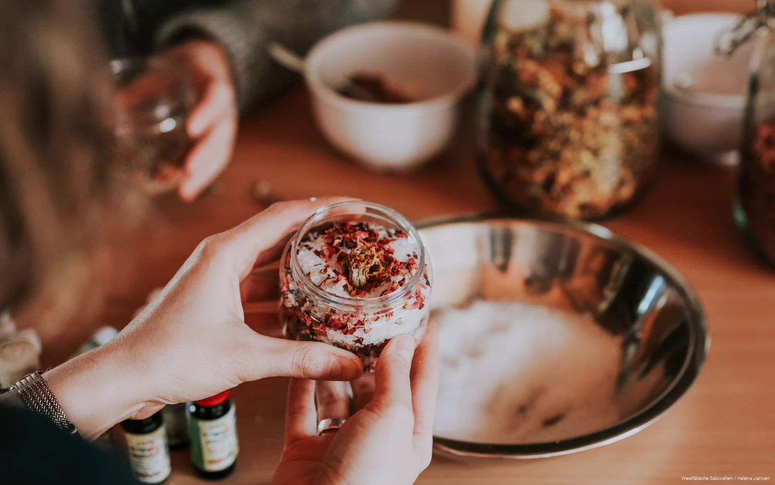 Close-up van handen die zelfgemaakt badzout vasthouden