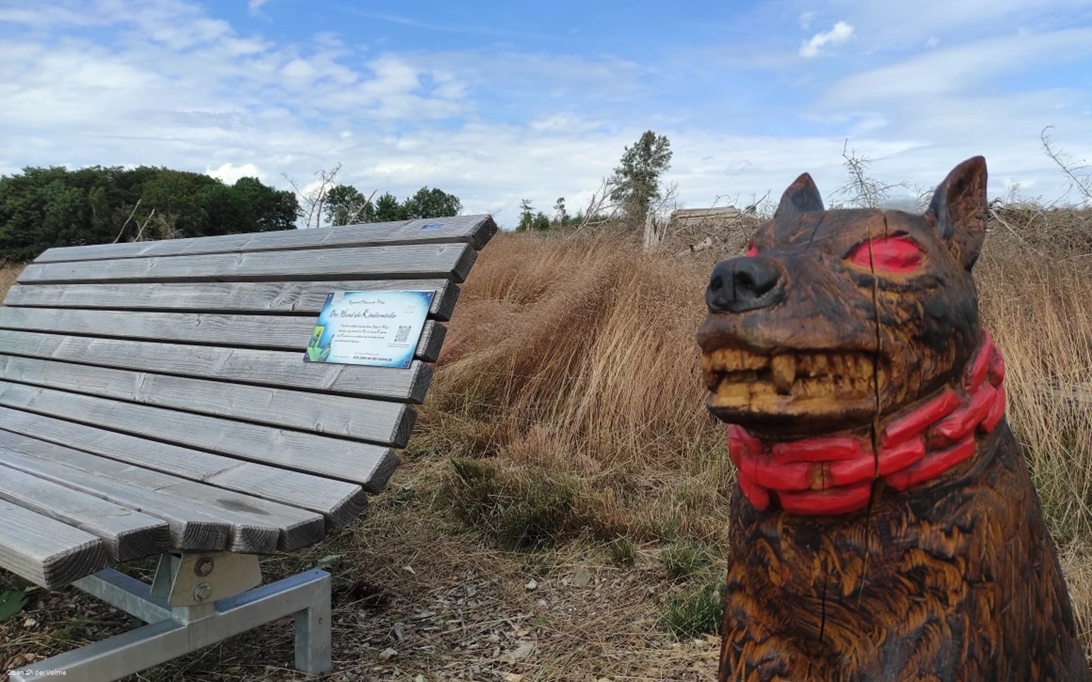 Sagenbank mit Hörspielplakette und Sagenfigur