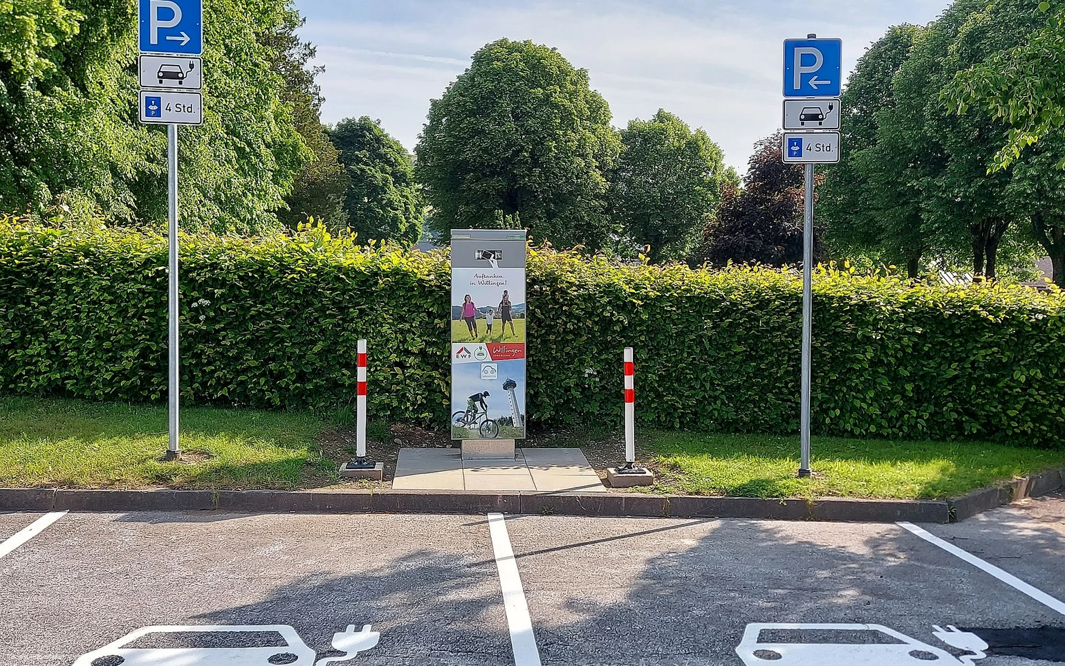 Original E-Ladesäule am Freizeit Freibad Usseln Copyright Tourist-Information Willingen CC BY-SA.jpg