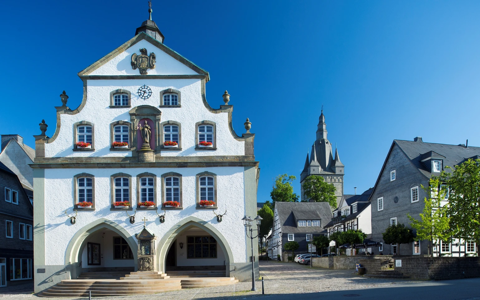Rathaus Brilon mit Propsteikirche
