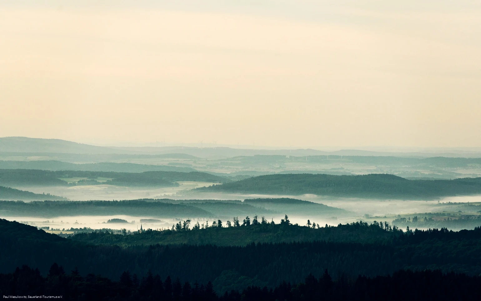 Wolken und Nebelmeer über dem Sauerland