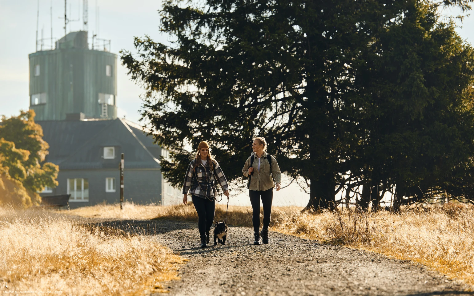 Zwei Wanderinnen auf dem Kahlen Asten