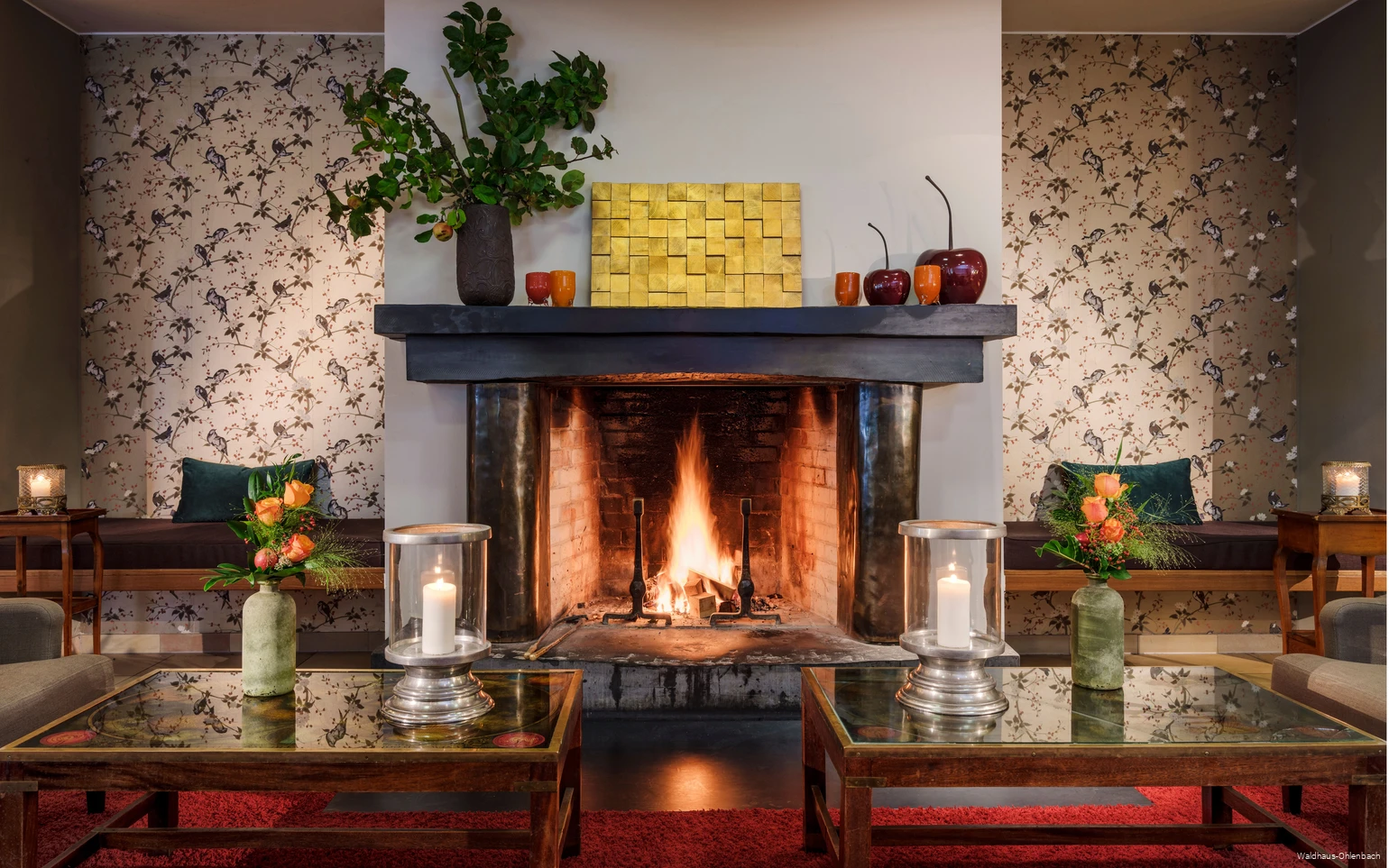 Waldhaus-Ohlenbach-Kamin-Lobby-FotoHotel.jpg