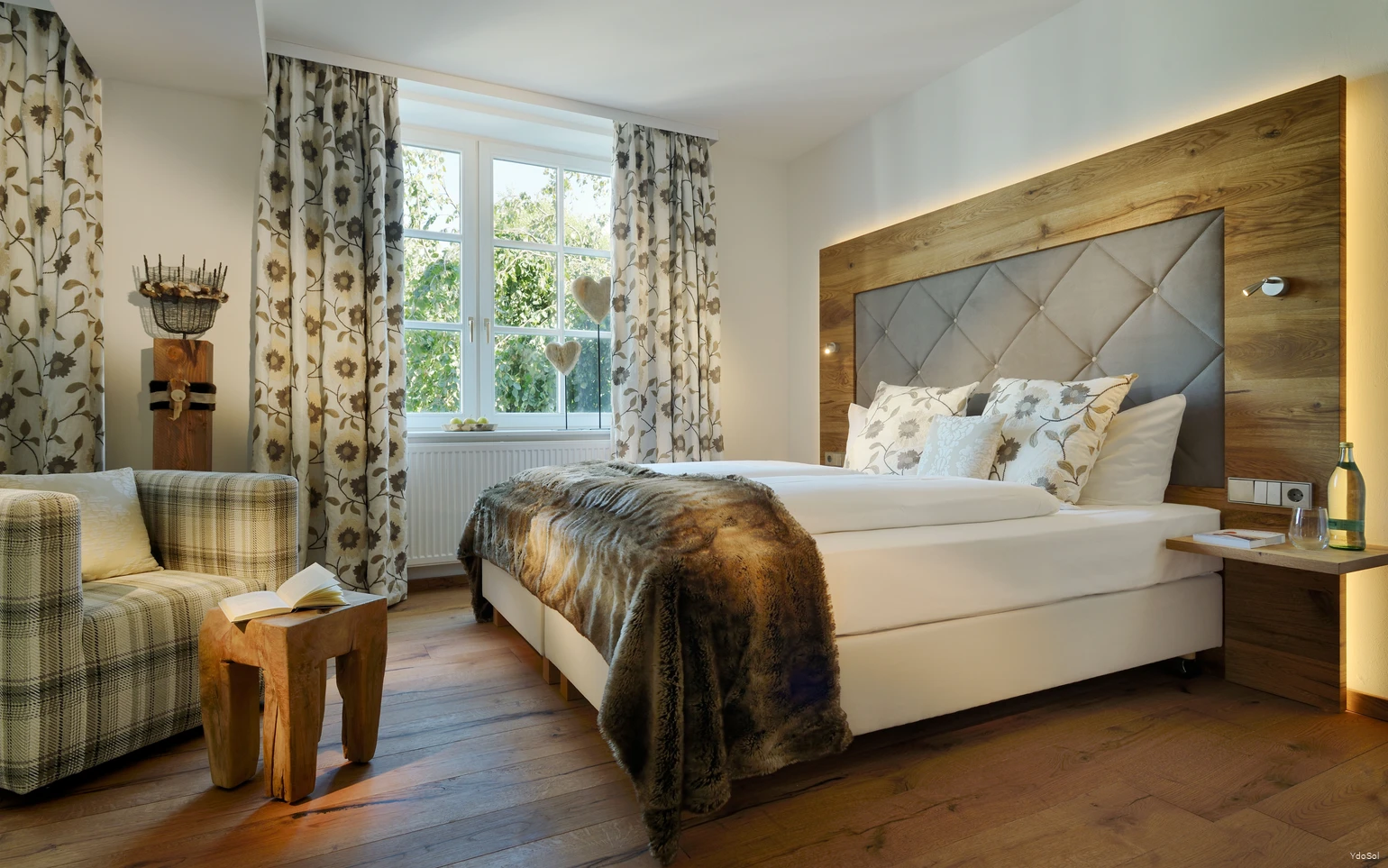 Landhotel-Knippschild-Zimmer-FotoHotel-YdoSol.jpg