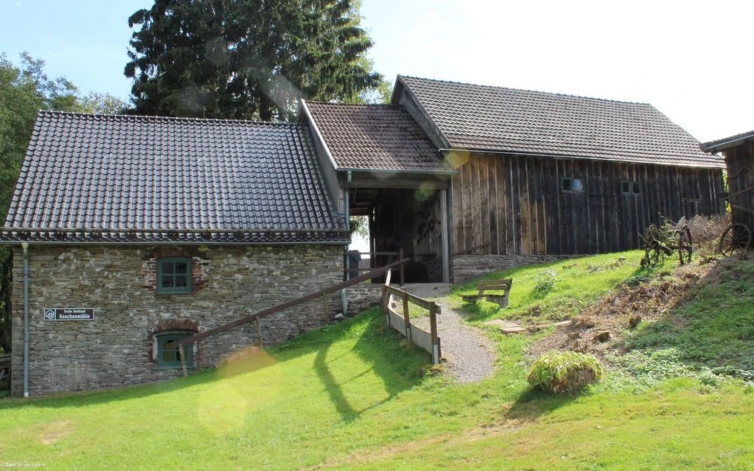 Blick von der Seite auf die Knochenmühle