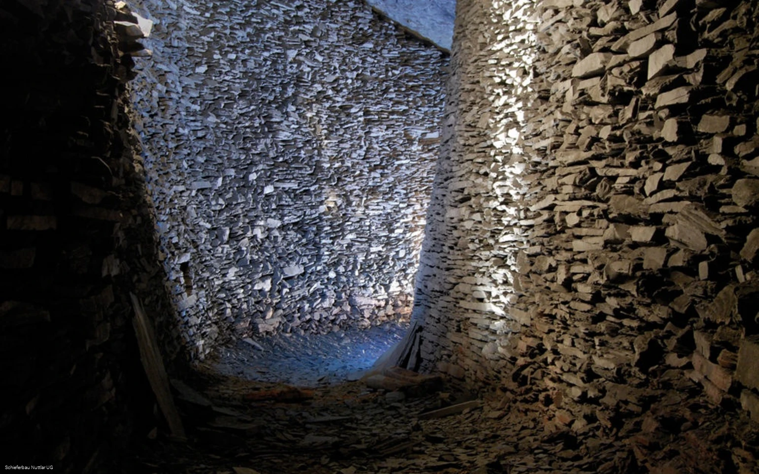 imposante Schieferwand im Schieferbau Nuttlar