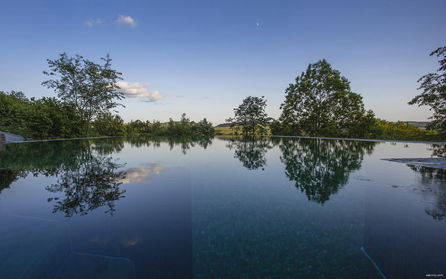 Waldhausen-Ohlenbach-Infinitypool-pur-FotoHotel-sabrinity.jpg