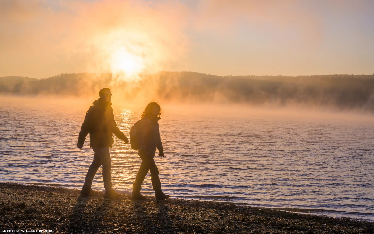 Wanderer im Morgengrauen am Möhnesee