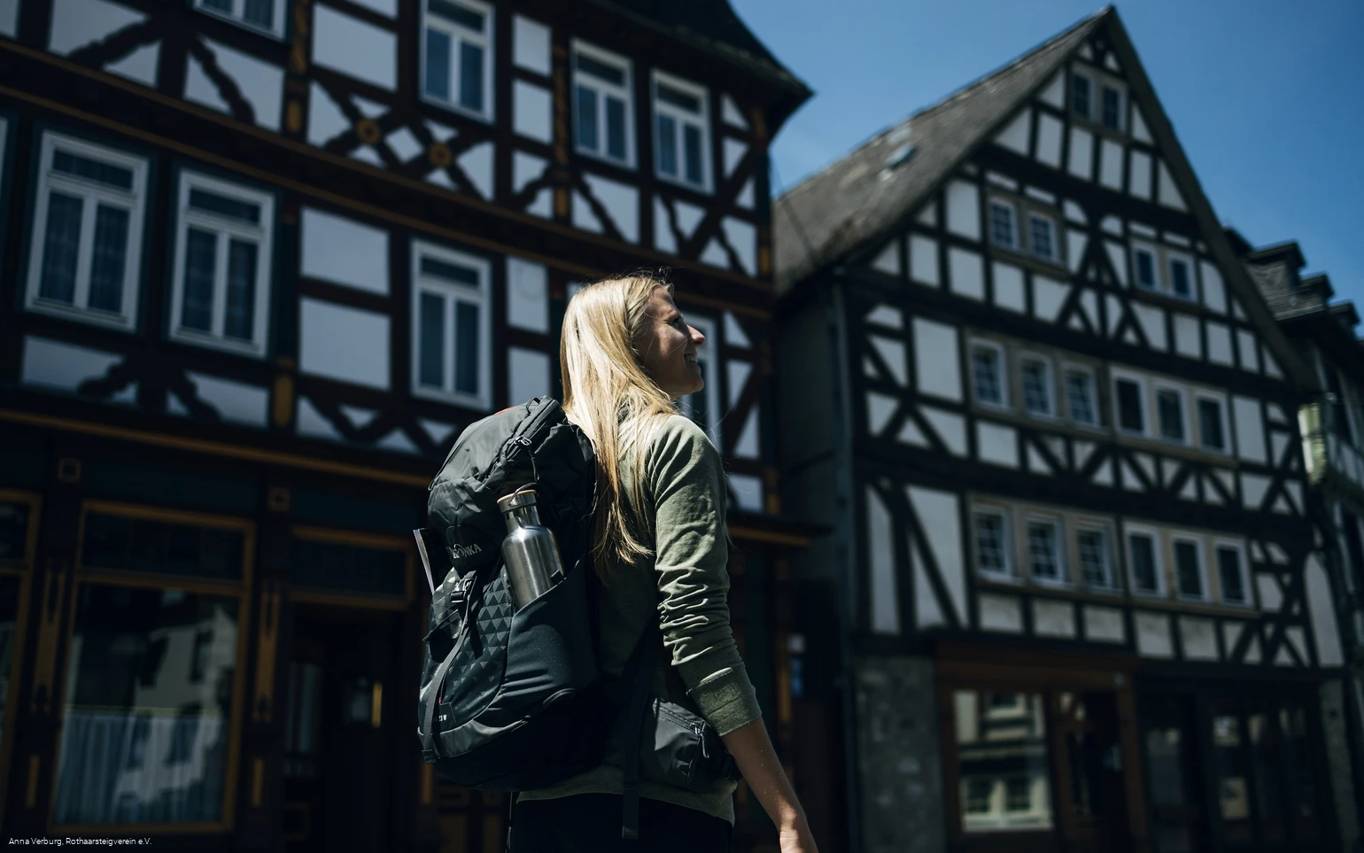 Wanderin vor Fachwerkhäusern in Dillenburg