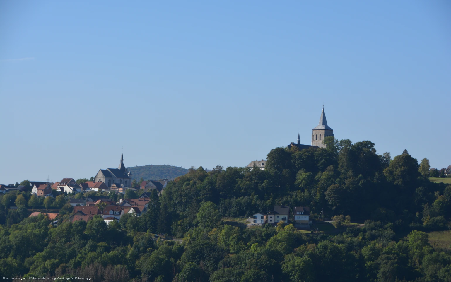 Blick auf Obermarsberg mit beiden Kirchen