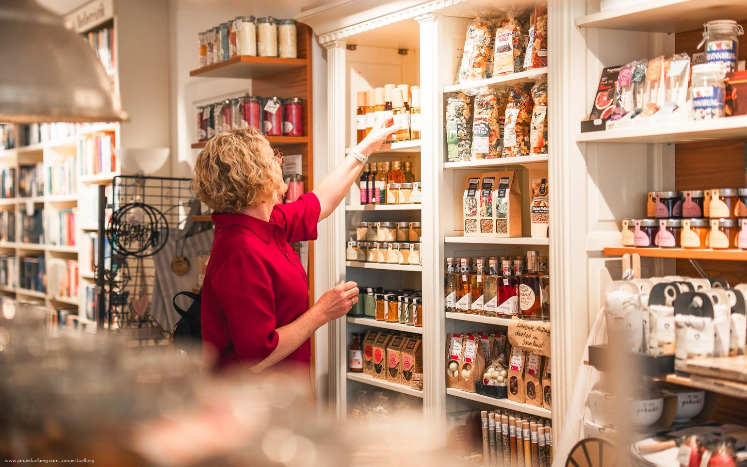 Frau-Shopping-Andenken c) Jonas Dülberg, Tourist-Info Willingen.jpg