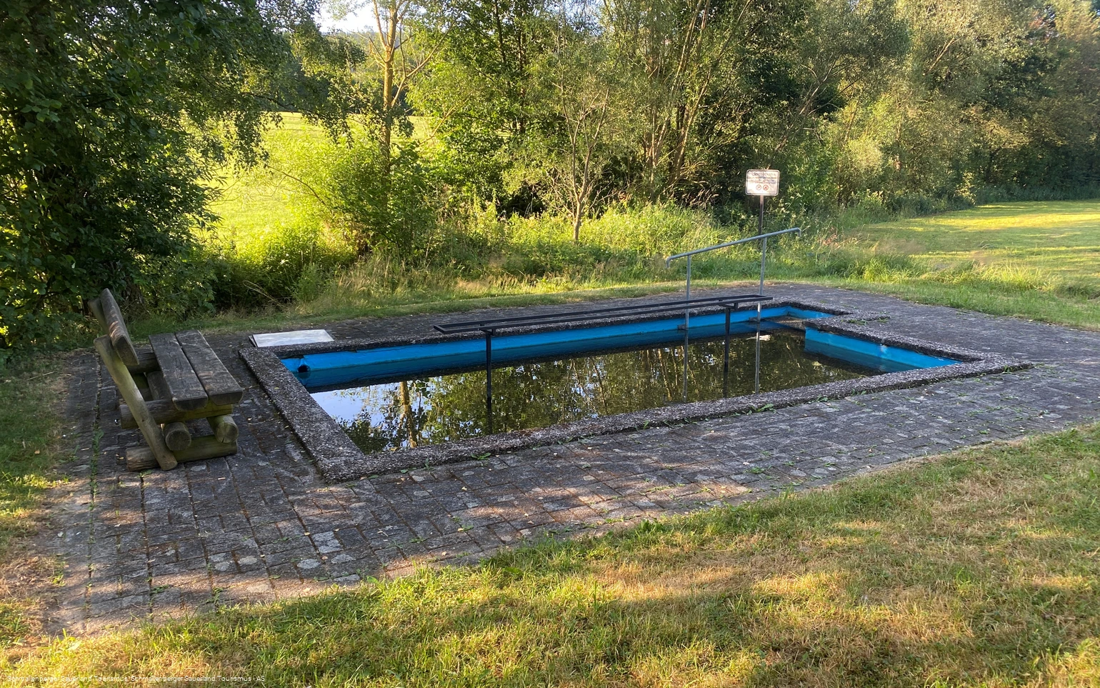 Tretbecken Wiesenweg.jpg