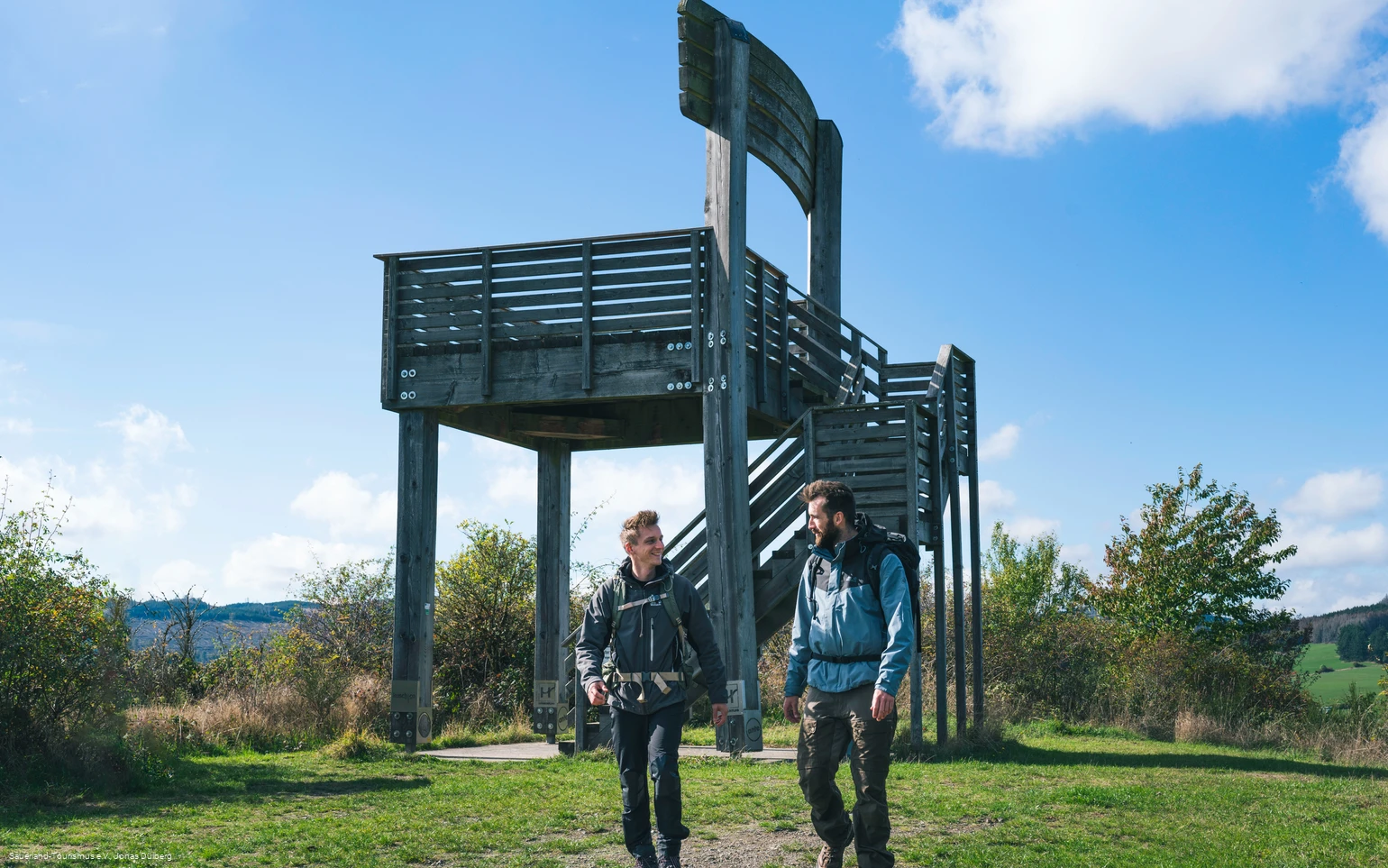 Zwei Wanderer vor dem Stabilstuhl in Hallenberg