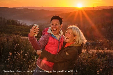 Twee gelukkige wandelaars nemen een selfie