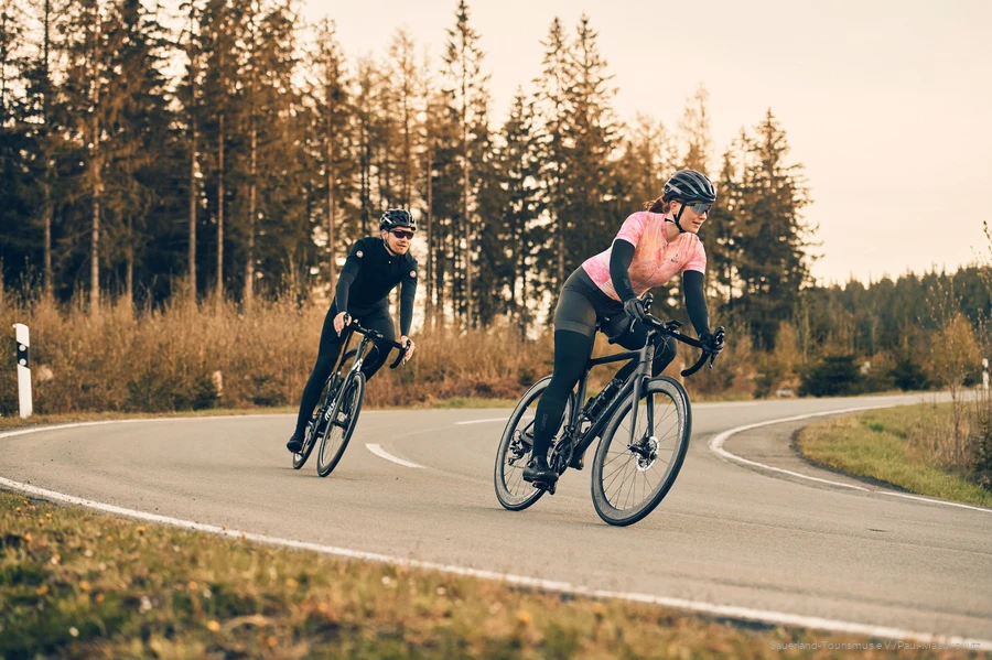 Twee wielrenners op de weg in Sauerland