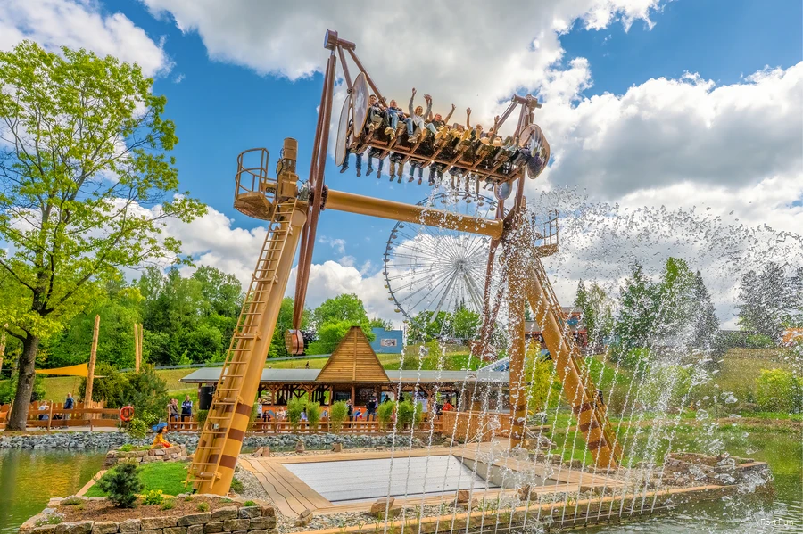 Attraktion "Großer Adlers freier FLug" ist eine Risenschaukel. Im Hintergrund ist das Riesenrad zu sehen.