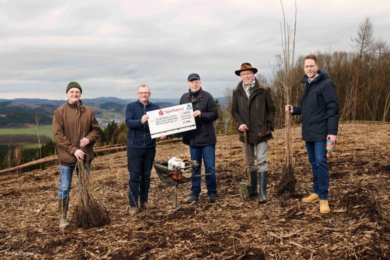 Handover of donations and planting of the first plants as part of the Metten company's planting campaign.